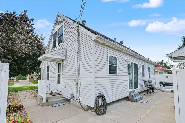 2718 E Ave NW, Cedar Rapids, IA 52405