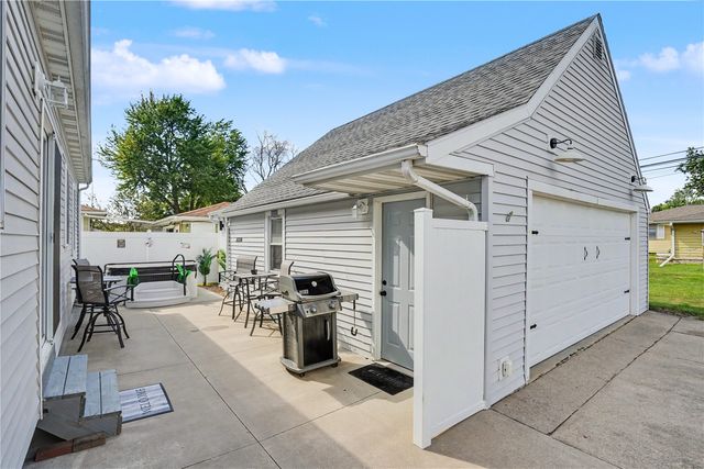 2718 E Ave NW, Cedar Rapids, IA 52405