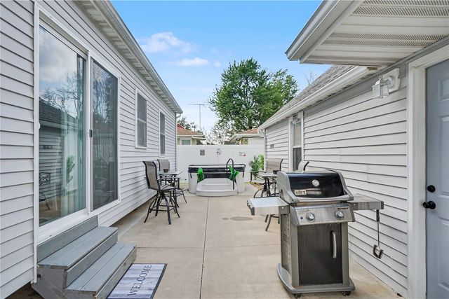 2718 E Ave NW, Cedar Rapids, IA 52405