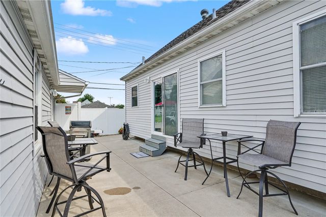 2718 E Ave NW, Cedar Rapids, IA 52405