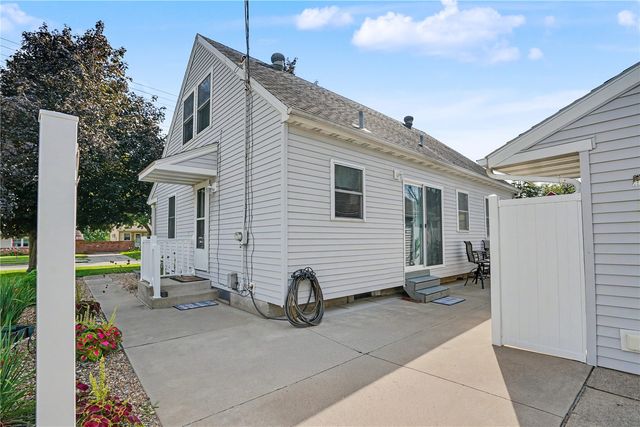 2718 E Ave NW, Cedar Rapids, IA 52405
