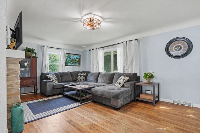 2718 E Ave NW, Cedar Rapids, IA 52405
