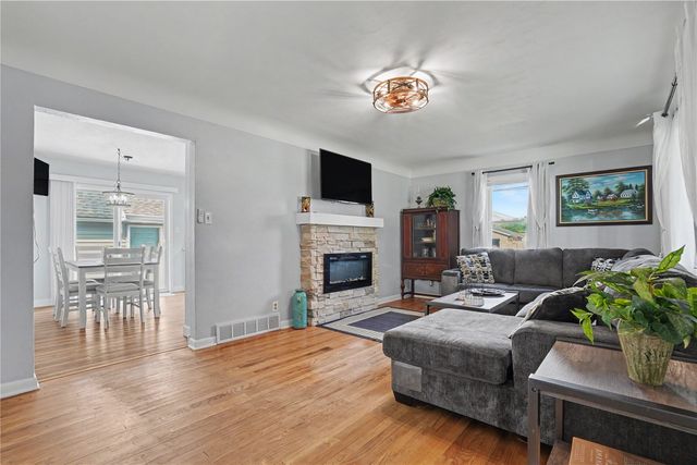 2718 E Ave NW, Cedar Rapids, IA 52405