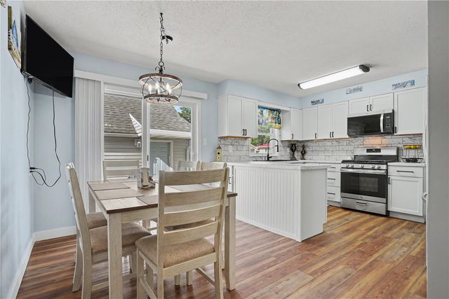 2718 E Ave NW, Cedar Rapids, IA 52405