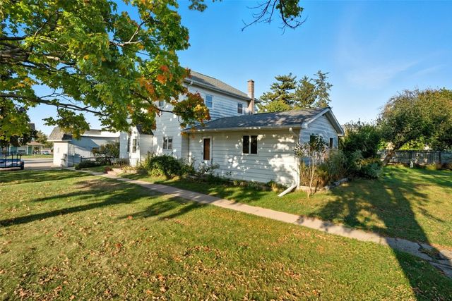 105 Harrison Street SE, Cascade, IA 52033