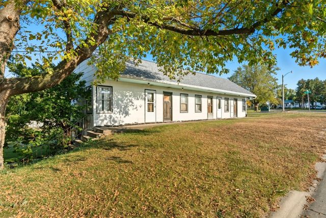 105 Harrison Street SE, Cascade, IA 52033