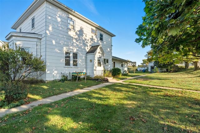 105 Harrison Street SE, Cascade, IA 52033