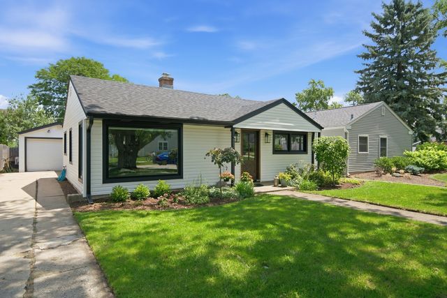 905 N Douglas Avenue, Arlington Heights, IL 60004