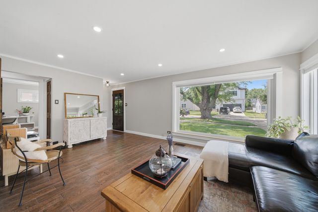 905 N Douglas Avenue, Arlington Heights, IL 60004