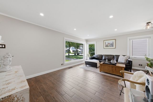 905 N Douglas Avenue, Arlington Heights, IL 60004