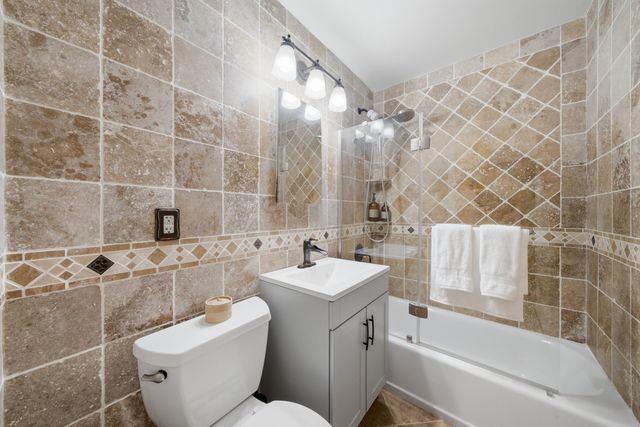 905 N Douglas Avenue, Arlington Heights, IL 60004