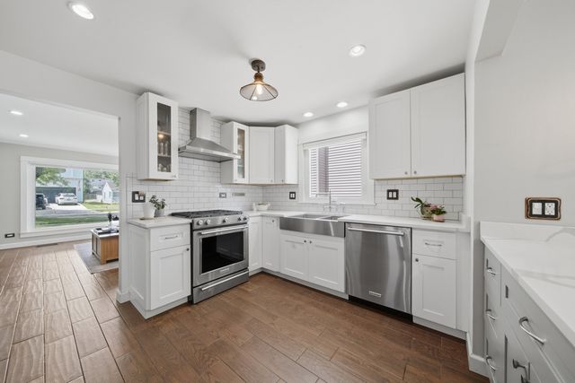 905 N Douglas Avenue, Arlington Heights, IL 60004