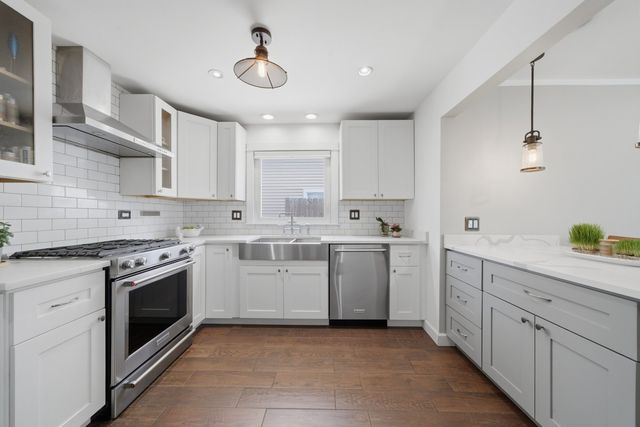 905 N Douglas Avenue, Arlington Heights, IL 60004