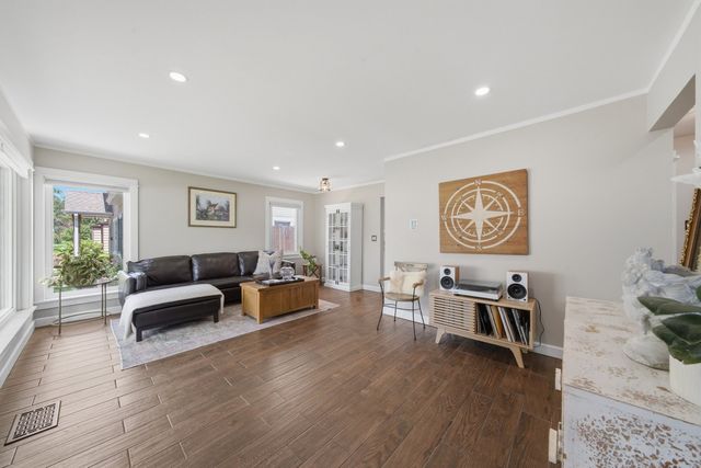 905 N Douglas Avenue, Arlington Heights, IL 60004