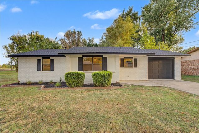 1004 SE 11th Street, Bentonville, AR 72712