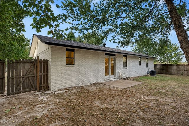 1004 SE 11th Street, Bentonville, AR 72712