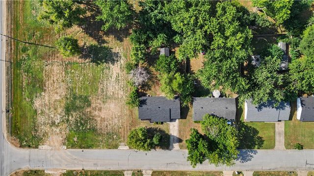 1004 SE 11th Street, Bentonville, AR 72712