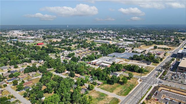 1004 SE 11th Street, Bentonville, AR 72712