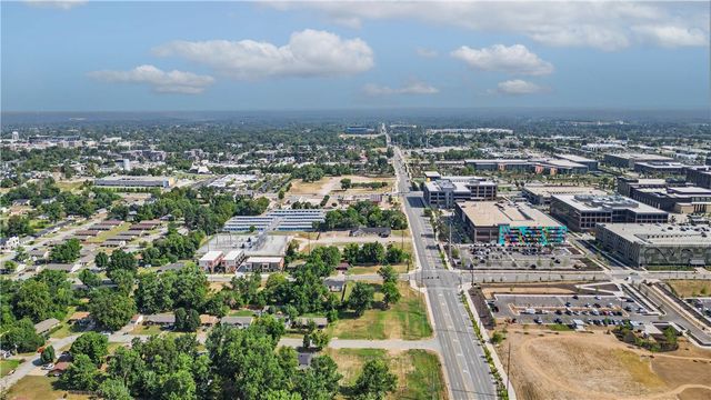 1004 SE 11th Street, Bentonville, AR 72712