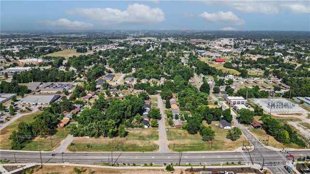 1004 SE 11th Street, Bentonville, AR 72712