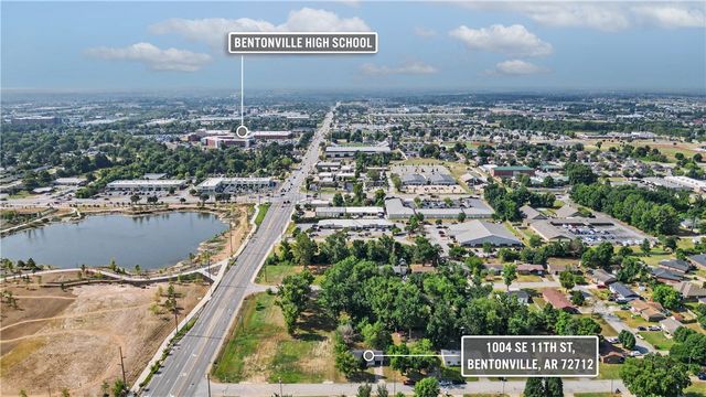 1004 SE 11th Street, Bentonville, AR 72712