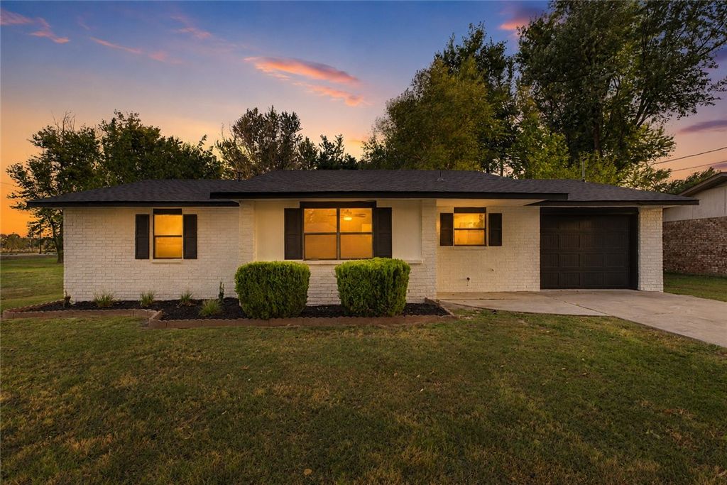 1004 SE 11th Street, Bentonville, AR 72712
