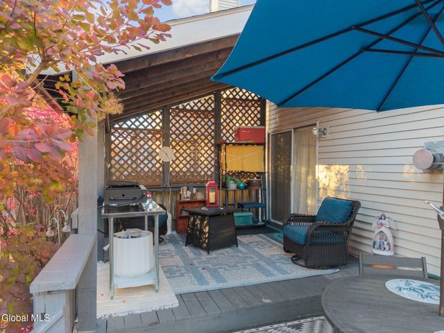 988 Sterling Ridge Drive, Rensselaer, NY 12144