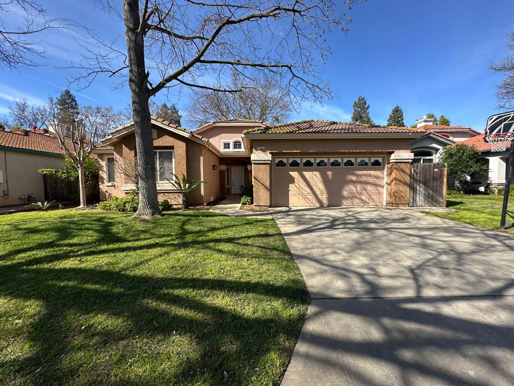 Image 1 of property listing at 7351 N Bain Avenue, Fresno, CA 93722