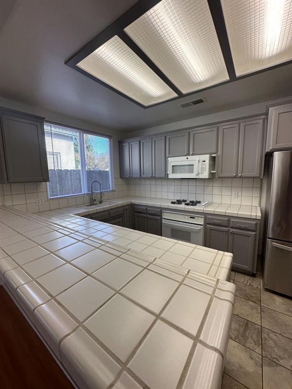 Image 4 of property listing at 7351 N Bain Avenue, Fresno, CA 93722