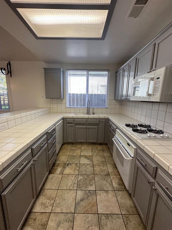 Image 6 of property listing at 7351 N Bain Avenue, Fresno, CA 93722