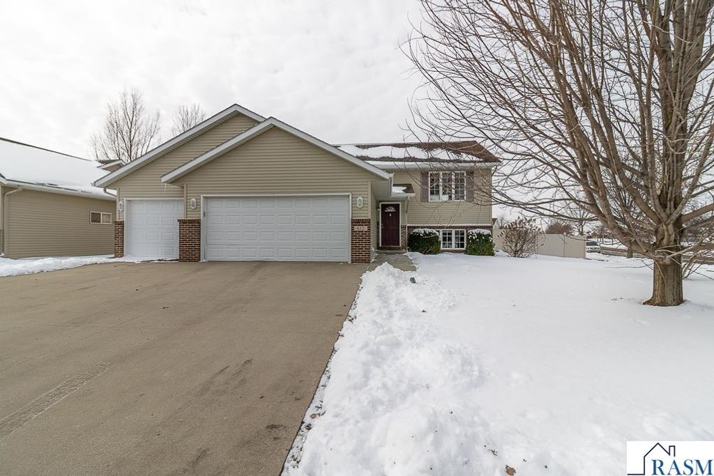 612 St Andrews Drive, Mankato, MN 56001