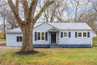 501 Green Acres Dr, Columbia, TN 38401