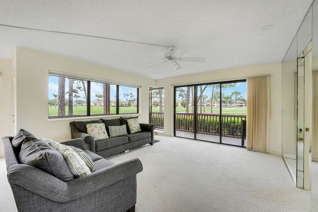 302 Brackenwood Circle, Palm Beach Gardens, FL 33418