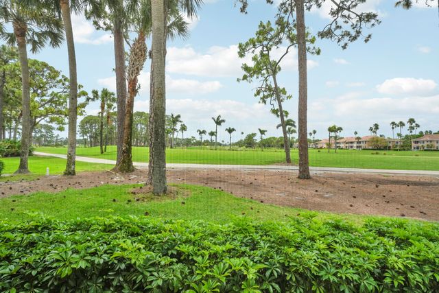 302 Brackenwood Circle, Palm Beach Gardens, FL 33418