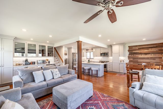 751 Leaf Court, Bartlett, IL 60103