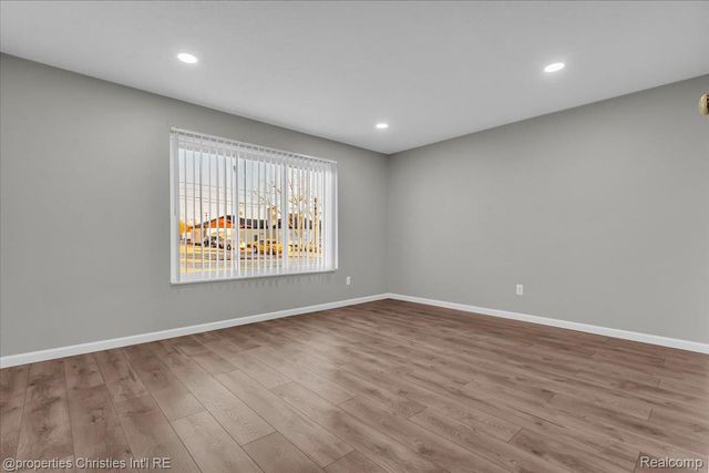 328 E Elmwood Avenue, Clawson, MI 48017