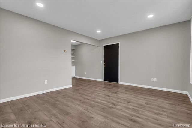 328 E Elmwood Avenue, Clawson, MI 48017