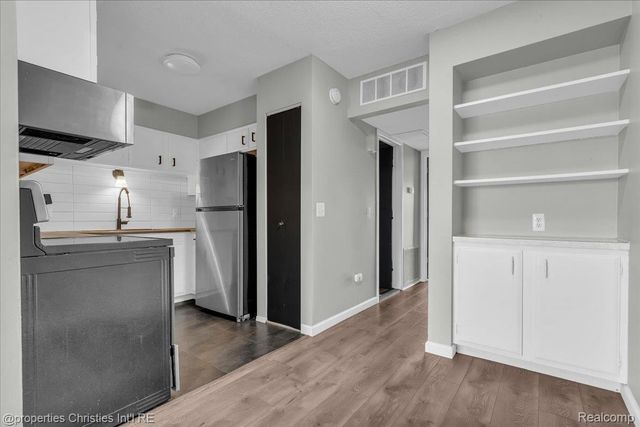 328 E Elmwood Avenue, Clawson, MI 48017