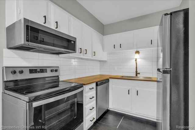 328 E Elmwood Avenue, Clawson, MI 48017