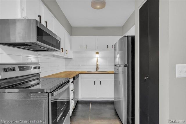 328 E Elmwood Avenue, Clawson, MI 48017