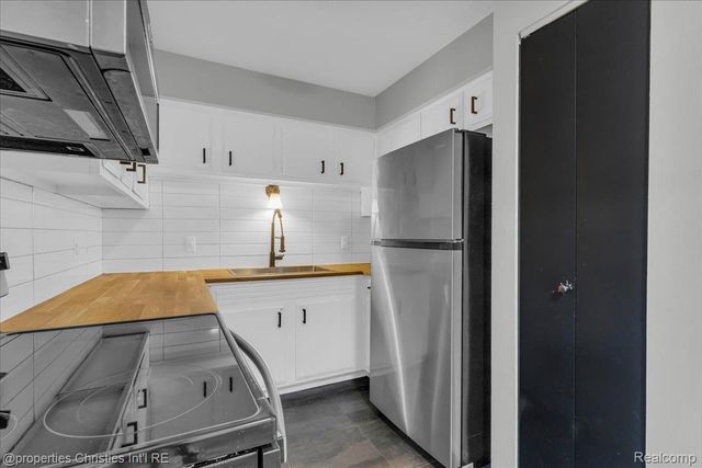 328 E Elmwood Avenue, Clawson, MI 48017