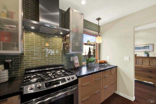 927 Marina Dr, Napa, CA 94559