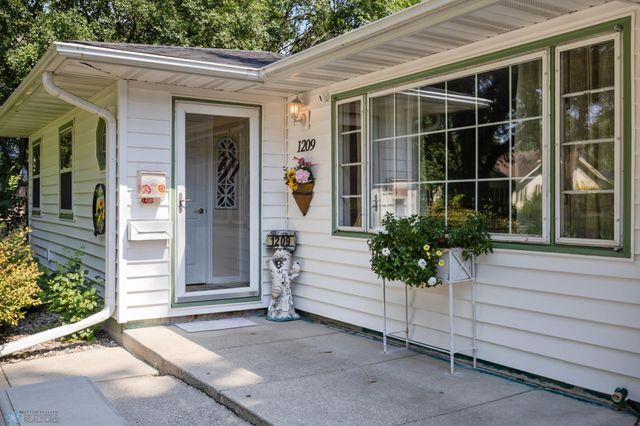 1209 4th Street N, Fargo, ND 58102