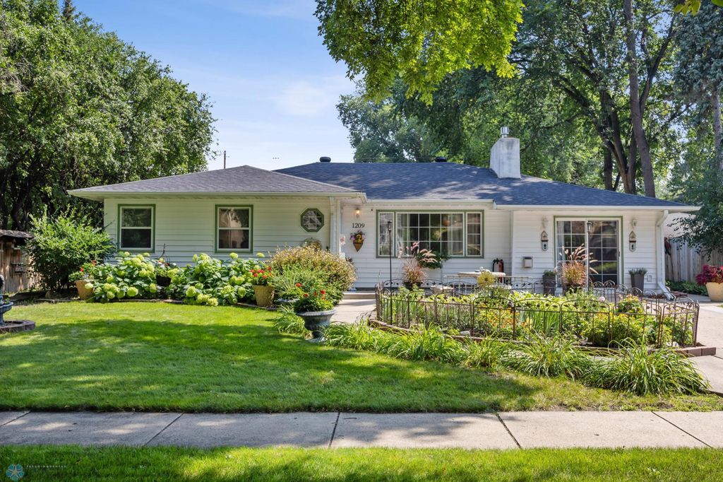 1209 4th Street N, Fargo, ND 58102