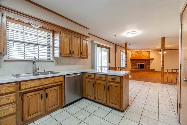 850 S Chateau Drive, Rogers, AR 72758