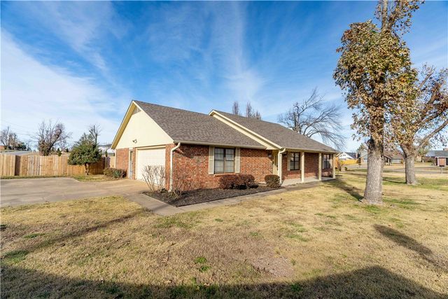 850 S Chateau Drive, Rogers, AR 72758