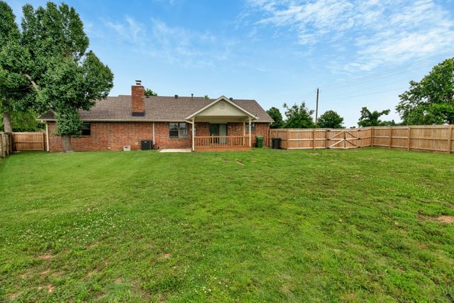 850 S Chateau Drive, Rogers, AR 72758