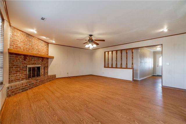 850 S Chateau Drive, Rogers, AR 72758