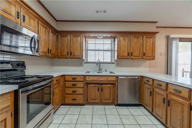 850 S Chateau Drive, Rogers, AR 72758