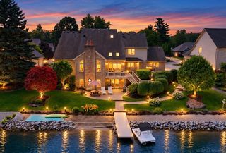 8893 Chestnut Run Drive, Shelby Twp, MI 48317